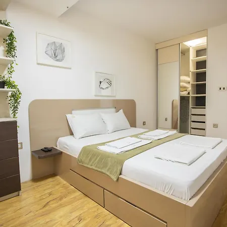 4 Apartment *